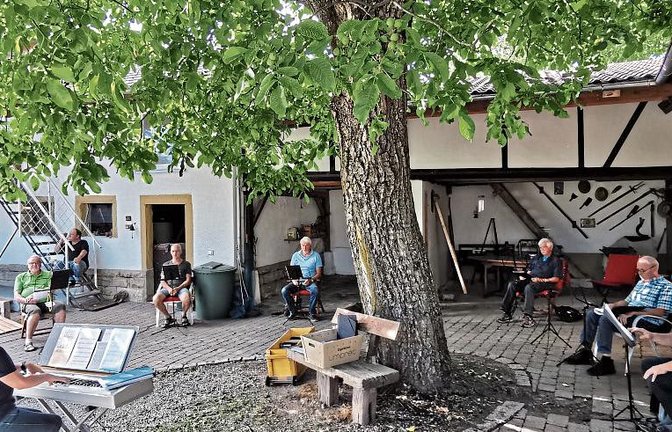 Von den Sängern wurde die Initiative mit Begeisterung aufgenommen, alle kommen gern zum Singen unterm Nussbaum.  Foto: p