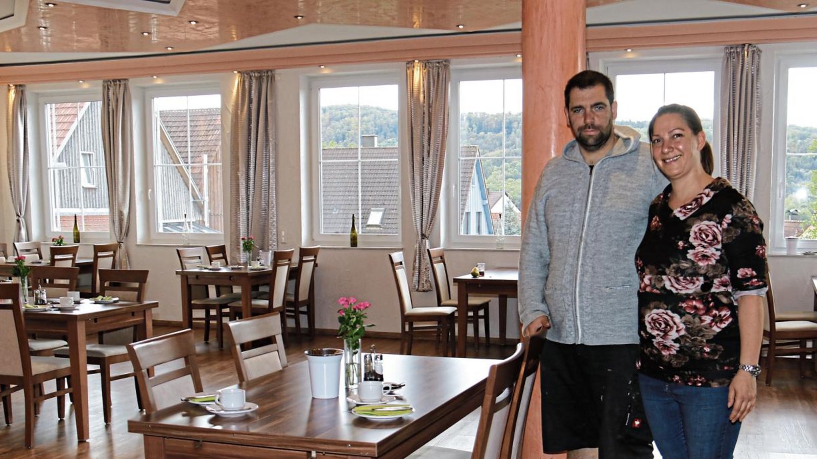 Thorsten und Linda Gemrig in der Schwabenstube, in der die Tische coronabedingt luftiger stehen und in der große Fenster zum Lüften vorhanden sind. Trotzdem haben viele Gäste schon angekündigt, dass sie geschlossene Räume meiden werden. Foto: Rücker
