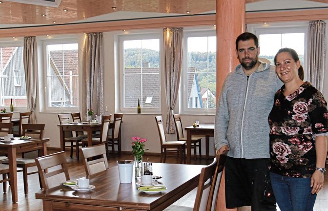 Thorsten und Linda Gemrig in der Schwabenstube, in der die Tische coronabedingt luftiger stehen und in der große Fenster zum Lüften vorhanden sind. Trotzdem haben viele Gäste schon angekündigt, dass sie geschlossene Räume meiden werden. Foto: Rücker