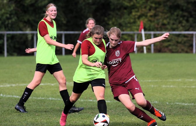 Die SGM Horrheim/Sternenfels/Häfnerhaslach (am Ball Nele Burger) behält in der Bezirksliga ihre weiße Weste. Archivfoto: Küppers