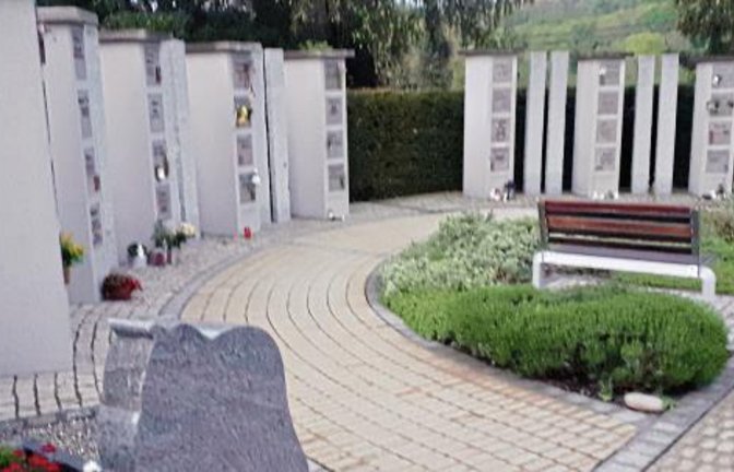 Auch die bestehenden Urnengrabfelder werden im Rahmen der Erweiterung des Oberriexinger Friedhofs um neue Granitstelen ergänzt.  Foto: Glemser
