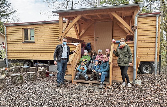 Hauptamtsleiterin Sarah Mannhardt und Bürgermeister Frank Wittendorfer freuen sich mit Erzieherin Kerstin Langjahr und den Kinder über den gelungen Start des Wald- und Naturkindergartens „Reutwaldfüchse“ vor den Toren Oberriexingens.  Foto: Glemser