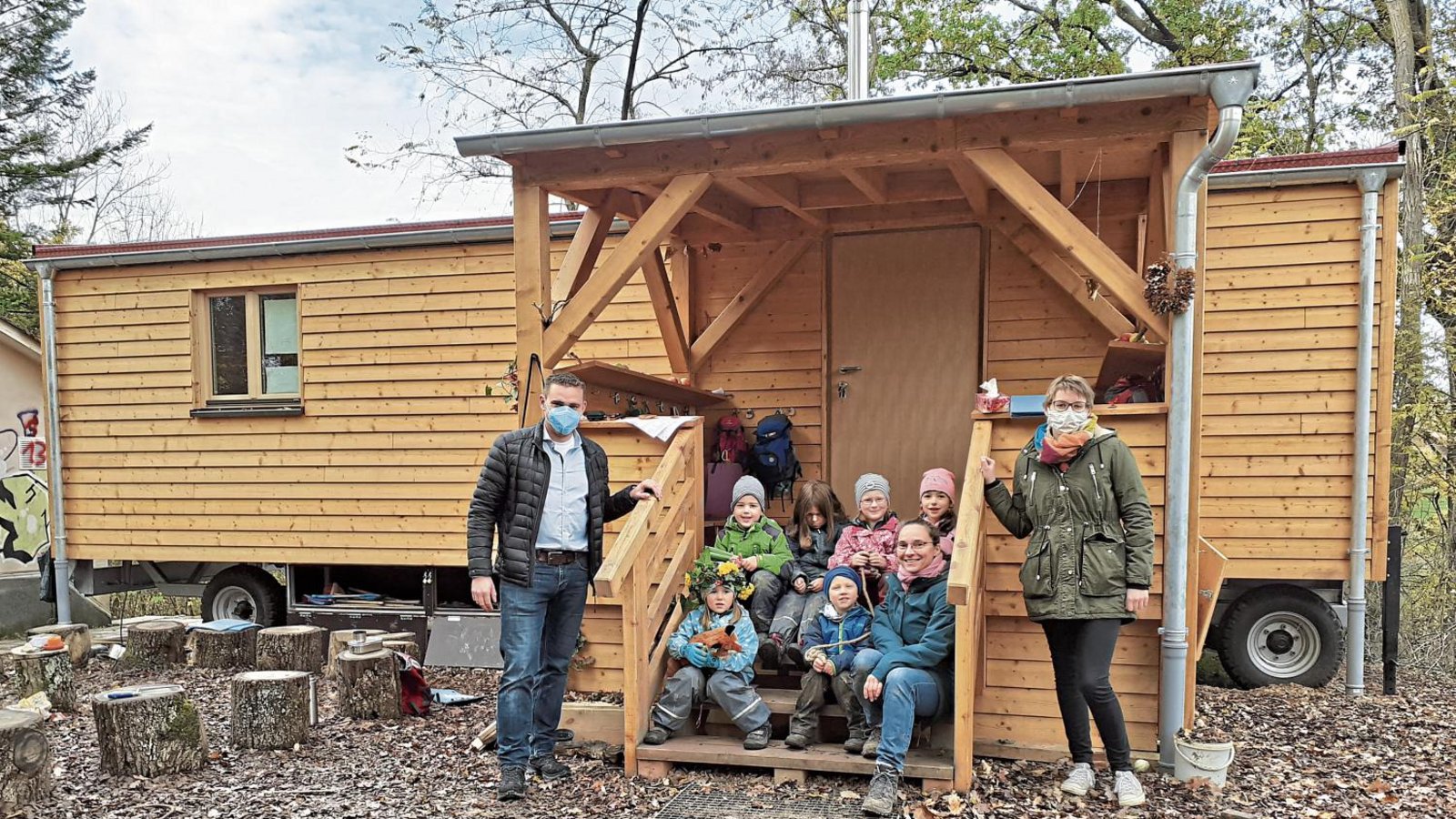 Hauptamtsleiterin Sarah Mannhardt und Bürgermeister Frank Wittendorfer freuen sich mit Erzieherin Kerstin Langjahr und den Kinder über den gelungen Start des Wald- und Naturkindergartens „Reutwaldfüchse“ vor den Toren Oberriexingens. Foto: Glemser Hauptamtsleiterin Sarah Mannhardt und Bürgermeister Frank Wittendorfer freuen sich mit Erzieherin Kerstin Langjahr und den Kinder über den gelungen Start des Wald- und Naturkindergartens „Reutwaldfüchse“ vor den Toren Oberriexingens. Foto: Glemser