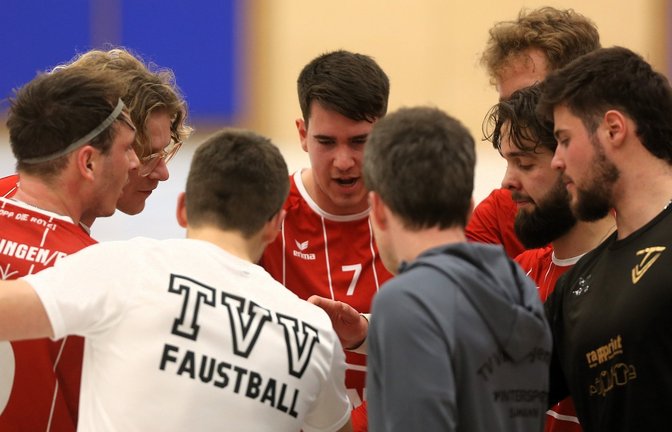 Einschwören auf das Finale: Die Faustballer des TV Vaihingen benötigen noch einen Sieg für den Klassenerhalt. <span class='image-autor'>Foto: Küppers</span>