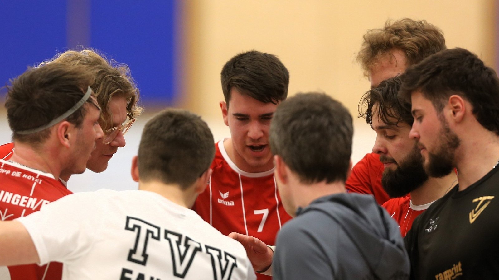 Einschwören auf das Finale: Die Faustballer des TV Vaihingen benötigen noch einen Sieg für den Klassenerhalt. Foto: Küppers