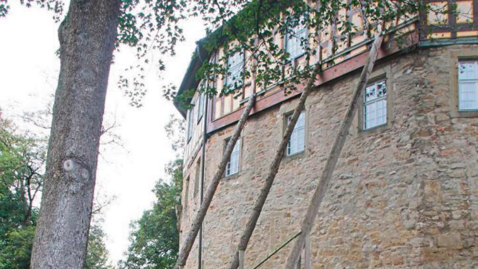 Aufwendige Stützkonstruktion unter der Zufahrt zum Schloss. Fotos: Elsässer Aufwendige Stützkonstruktion unter der Zufahrt zum Schloss. Fotos: Elsässer