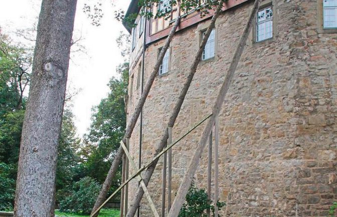 Aufwendige Stützkonstruktion unter der Zufahrt zum Schloss.  Fotos: Elsässer