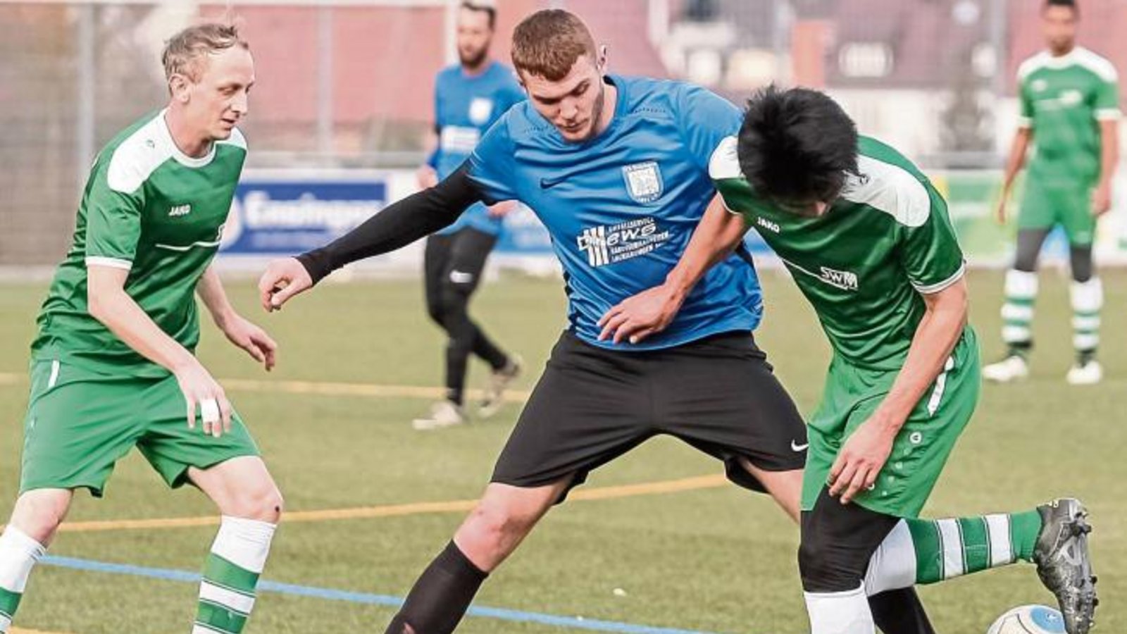 Vaihingens Edison Cenaj (Mitte) versucht, gegen Markgröningens Kazuharo Niiho (rechts) den Ball unter Kontrolle zu bringen. Foto: Simecek Vaihingens Edison Cenaj (Mitte) versucht, gegen Markgröningens Kazuharo Niiho (rechts) den Ball unter Kontrolle zu bringen. Foto: Simecek