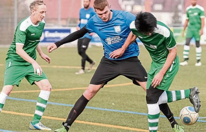 Vaihingens Edison Cenaj (Mitte) versucht, gegen Markgröningens Kazuharo Niiho (rechts) den Ball unter Kontrolle zu bringen. Foto: Simecek