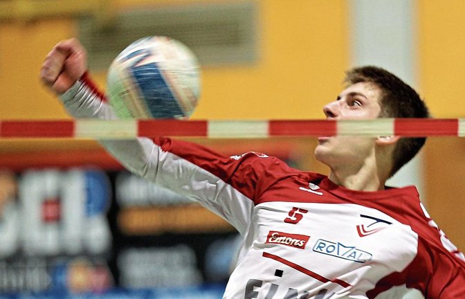 Jakob Kilpper muss beim Spiel gegen den TV Unterhaugstett mit für Vaihinger Faustballer ungewohnten Hallenverhältnissen in Bad Liebenzell klarkommen. Foto: Küppers