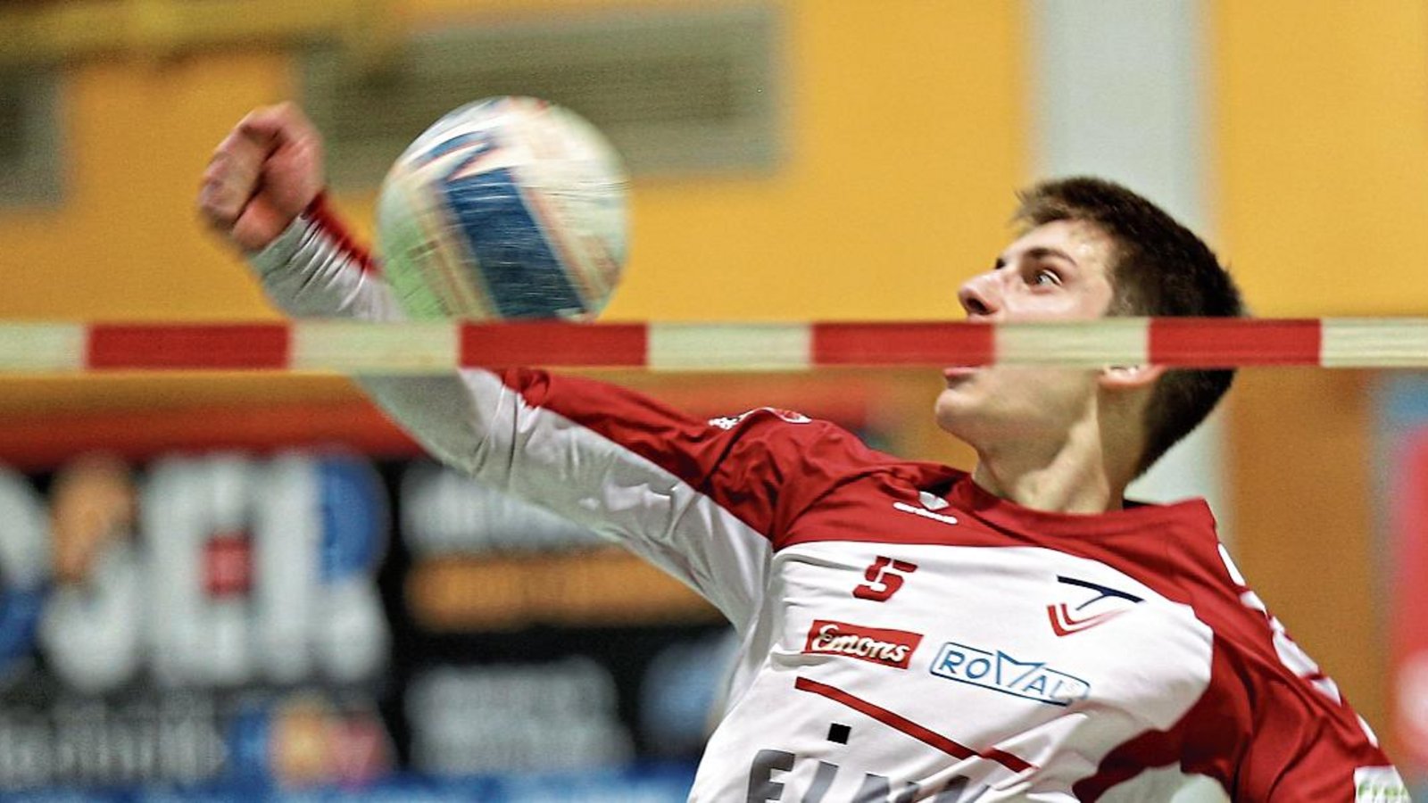 Jakob Kilpper muss beim Spiel gegen den TV Unterhaugstett mit für Vaihinger Faustballer ungewohnten Hallenverhältnissen in Bad Liebenzell klarkommen. Foto: Küppers Jakob Kilpper muss beim Spiel gegen den TV Unterhaugstett mit für Vaihinger Faustballer ungewohnten Hallenverhältnissen in Bad Liebenzell klarkommen. Foto: Küppers