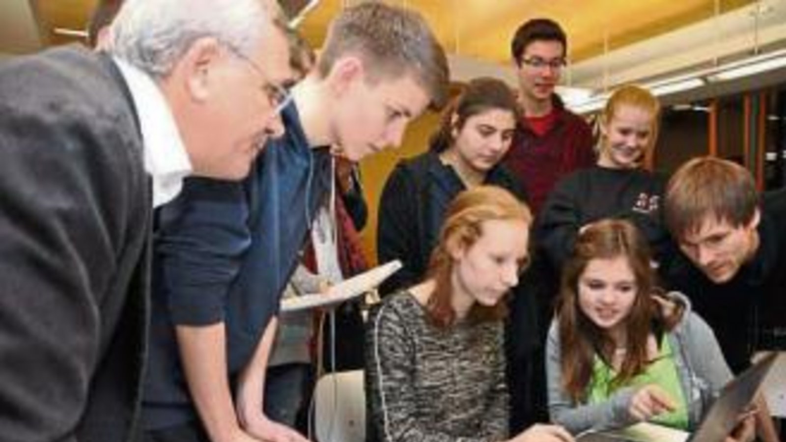 Schüler und Lehrer fiebern mit, wenn die Sachsenheimer rechnen. Foto: p