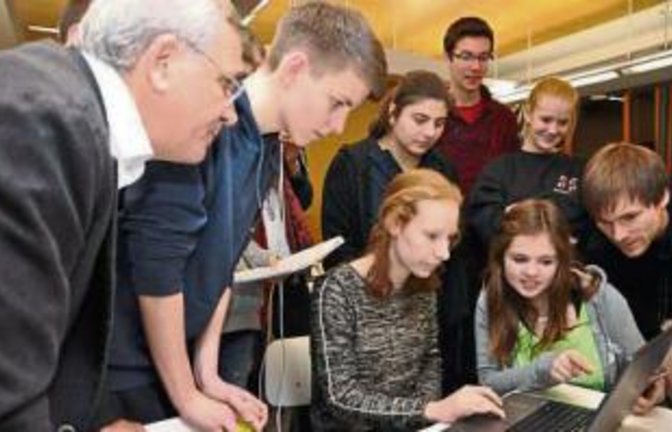 Schüler und Lehrer fiebern mit, wenn die Sachsenheimer rechnen. Foto: p