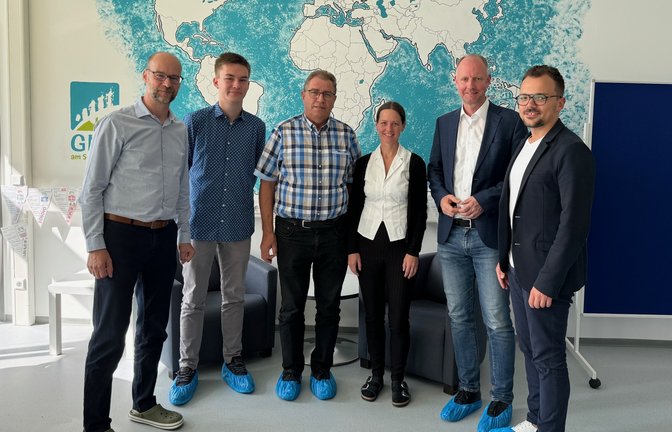 Empfang in der Gemeinschaftsschule (von links): Schulleiter Bernhard Dietrich, Jon Buchmüller, Karl Willig, die stellvertretende Schulleiterin Katja Würz, Timm Kern und Rick Kirstein.  <span class='image-autor'>Foto: p</span>
