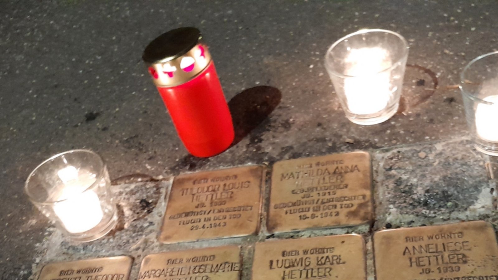 Stolpersteine in der Schillerstraße. Foto: Filitz Stolpersteine in der Schillerstraße. Foto: Filitz