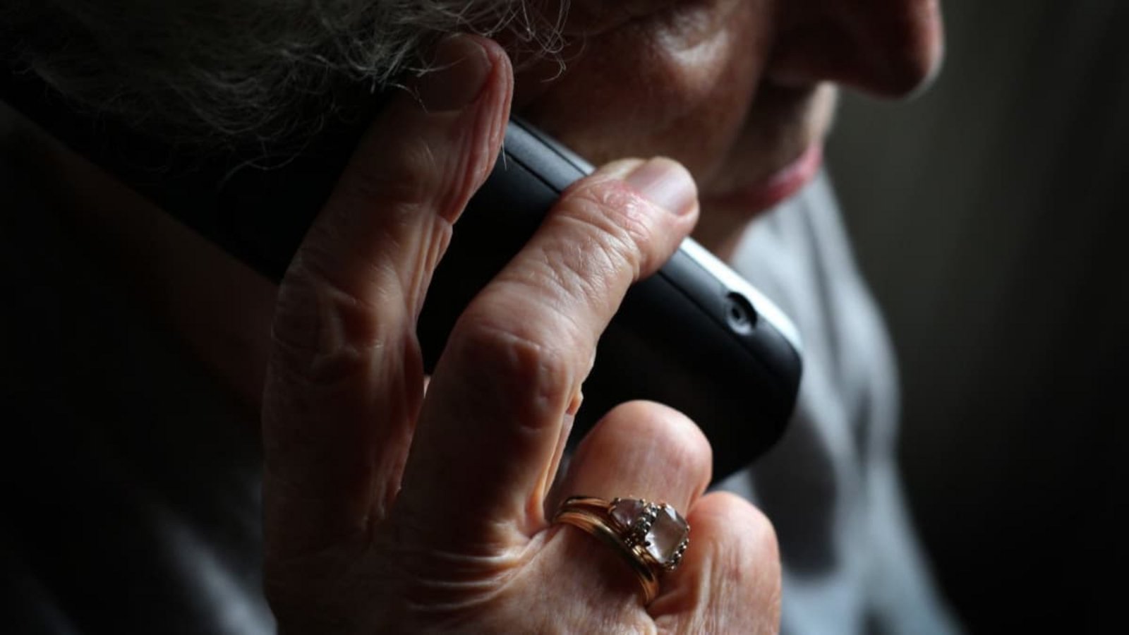 Eine Frau aus Neuhausen fiel auf einen Betrüger herein, der sich als Mitarbeiter von Microsoft ausgegeben hatte.
(Symbolfoto)Karl-Josef Hildenbrand/dpa Eine Frau aus Neuhausen fiel auf einen Betrüger herein, der sich als Mitarbeiter von Microsoft ausgegeben hatte.
(Symbolfoto)Karl-Josef Hildenbrand/dpa