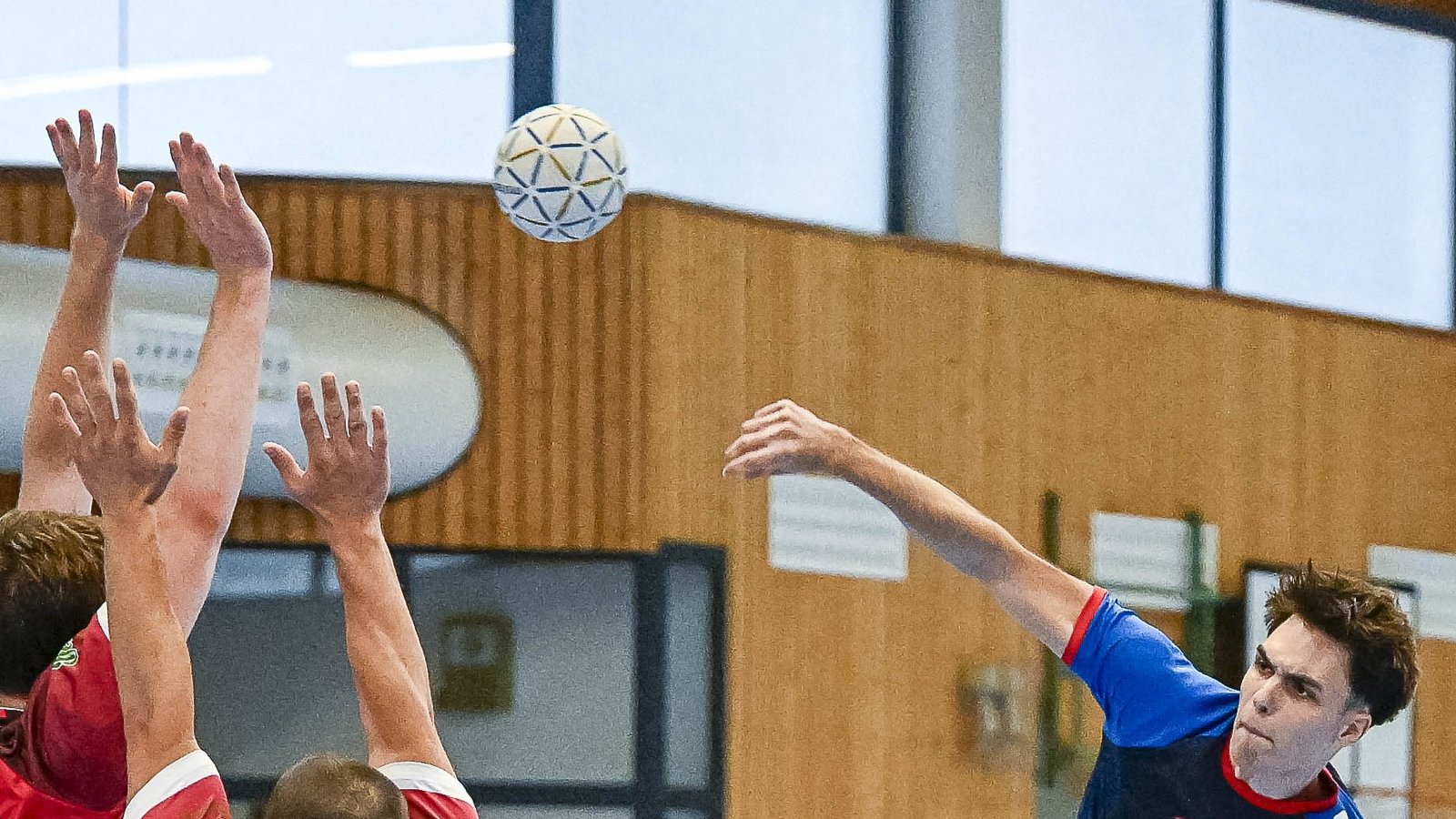 Auch die HSG Hohenlohe II kann Florian Giese (rechts) und den TSV Oberriexingen nicht stoppen. Archivfoto: Leitner