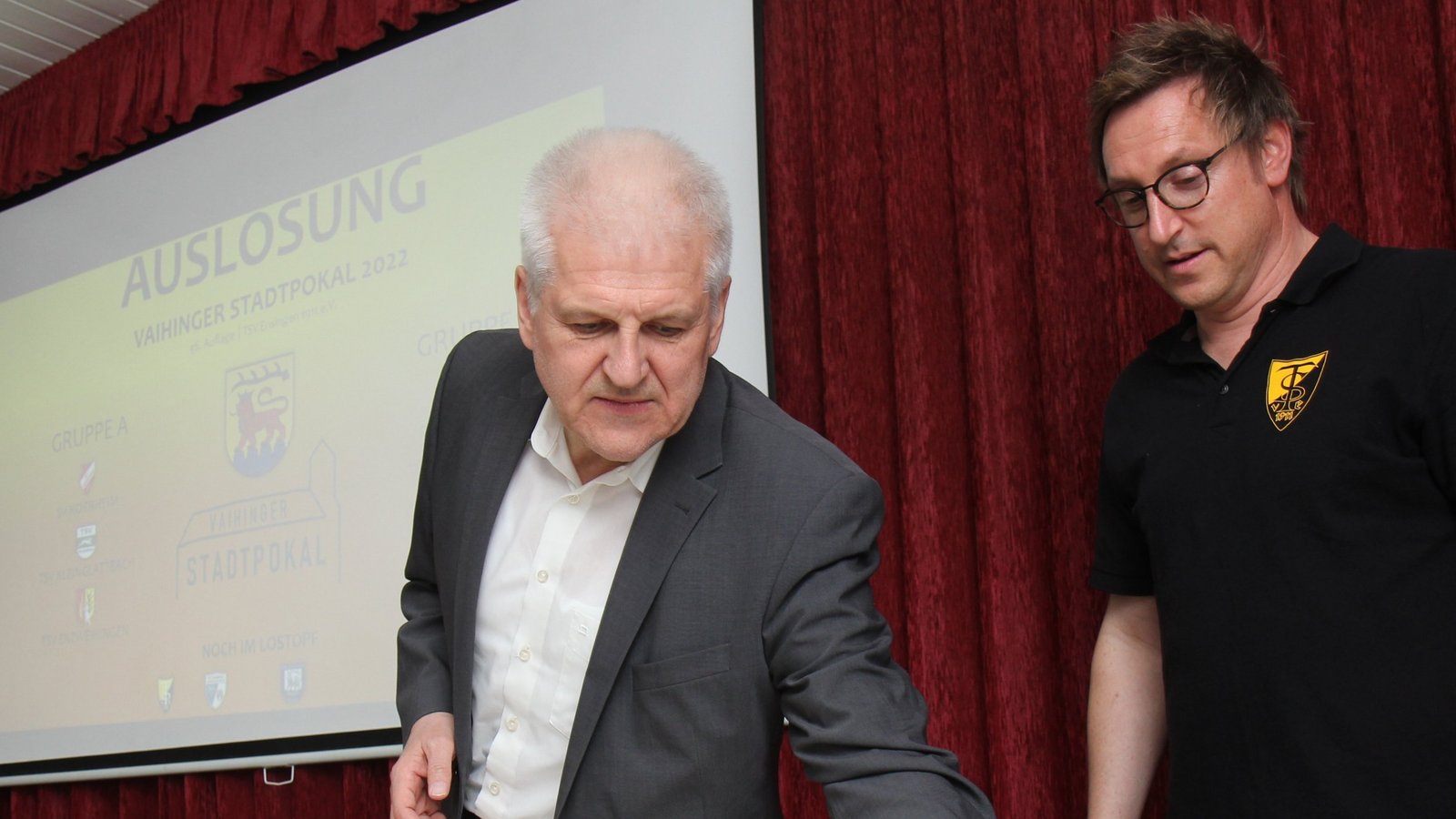OB Gerd Maisch (von links) hat bei der Gruppenauslosung des Stadtpokals unter der Aufsicht von Ensingens Fußballchef Michael Staiger am Mittwochabend in der Forchenwaldstube die Losfee gegeben. Foto: Nachreiner