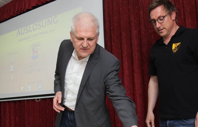 OB Gerd Maisch (von links) hat bei der Gruppenauslosung des Stadtpokals unter der Aufsicht von Ensingens Fußballchef Michael Staiger am Mittwochabend in der Forchenwaldstube die Losfee gegeben. <span class='image-autor'>Foto: Nachreiner</span>
