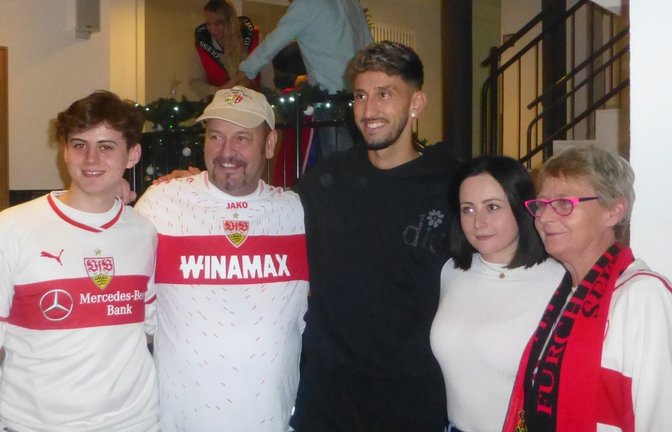 Nimmt sich viel Zeit für die Fans: Atakan Karazor (Mitte) vom VfB Stuttgart. <span class='image-autor'>Foto: privat</span>
