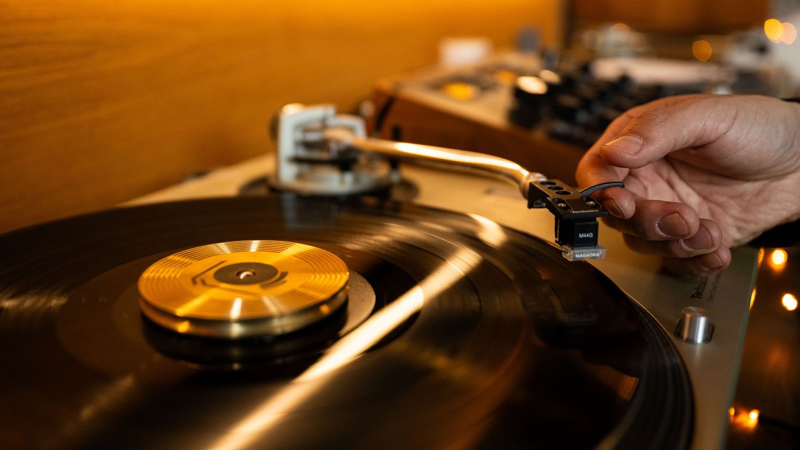 Kevin Rodriguez legt in seiner Bar eine Platte auf.Foto: Christophe Gateau/dpa