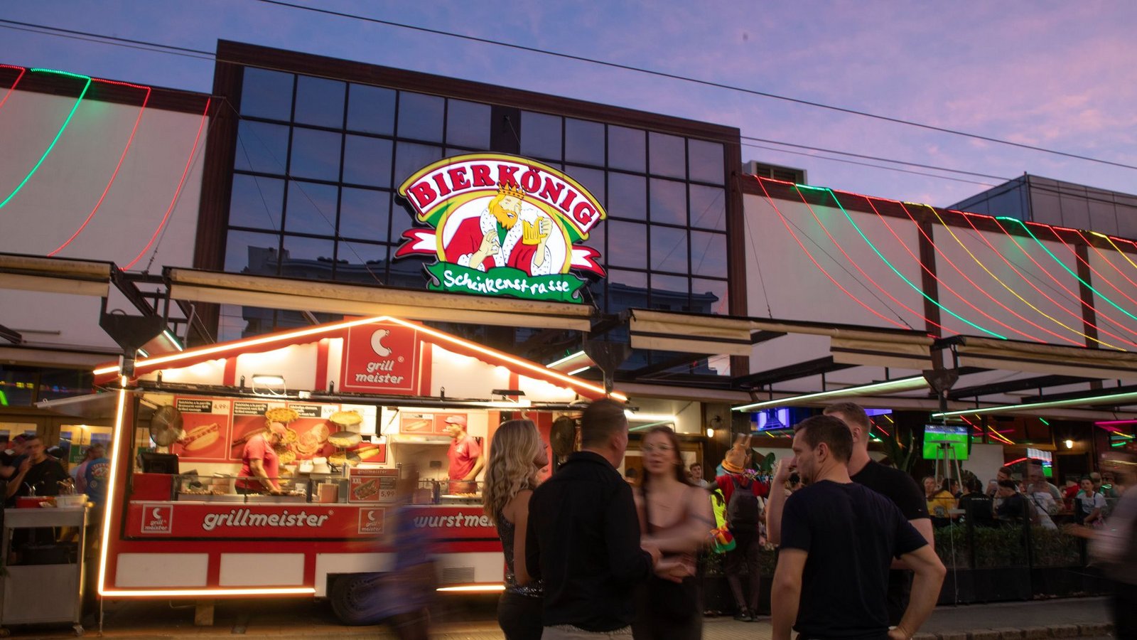 Am Donnerstag eröffnet der "Bierkönig" offiziell die neue Ballermann-Saison.Foto: Clara Margais/dpa
