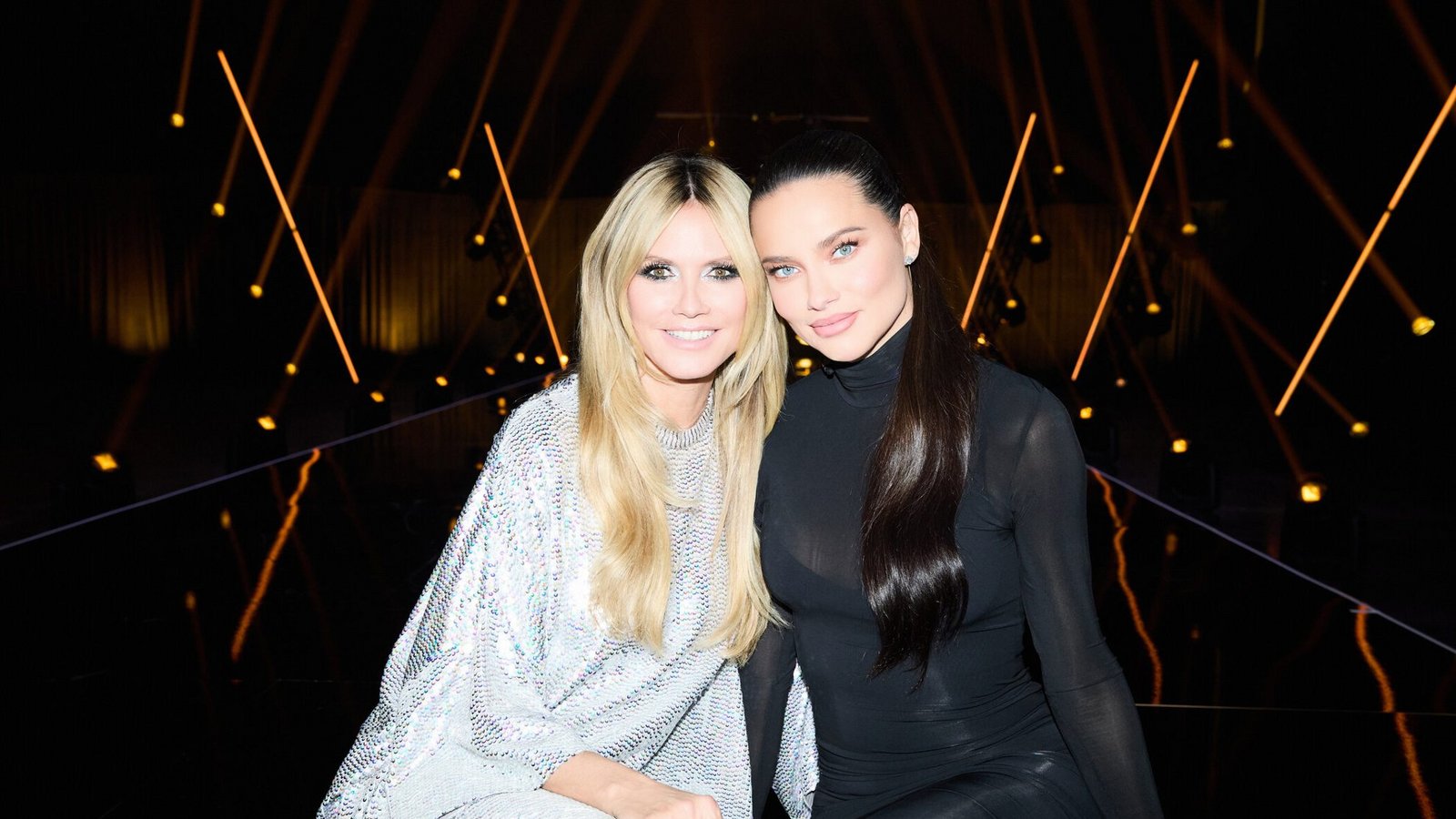 Heidi Klum mit Supermodel-Kollegin Adriana Lima.Foto: ProSieben/Max Montgomery