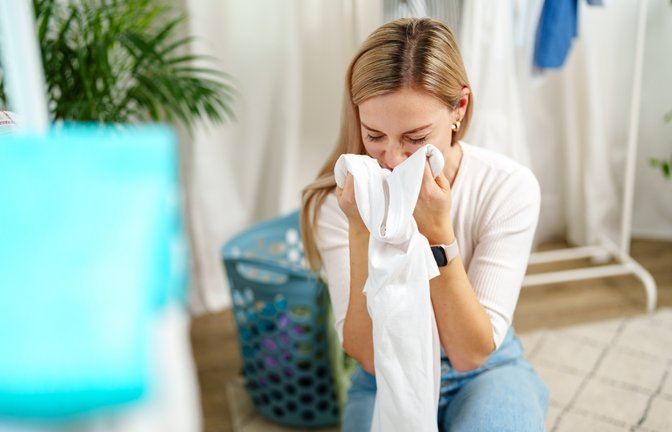 Erfahren Sie, welche Gründe es gibt, warum Ihre Wäsche nach dem Waschen nicht nach Waschmittel riecht und sich der Duft verflüchtigt.<span class='image-autor'>Foto: FabrikaSimf / Shutterstock.com</span>