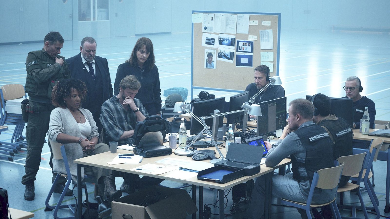 Alle sehen über die Monitore wie Jeremy die Waffe auf eine Geisel richtet (v.l.): Petra Giese (Anja Herden), Einsatzleiter SEK (Frank Schilcher), Lemp (Felix Vörtler), Karsten Nötzing (Ulrich Brandhoff) und Brasch (Claudia Michelsen)Foto: MDR/filmpool fiction/Britta Kreh Alle sehen über die Monitore wie Jeremy die Waffe auf eine Geisel richtet (v.l.): Petra Giese (Anja Herden), Einsatzleiter SEK (Frank Schilcher), Lemp (Felix Vörtler), Karsten Nötzing (Ulrich Brandhoff) und Brasch (Claudia Michelsen)Foto: MDR/filmpool fiction/Britta Kreh