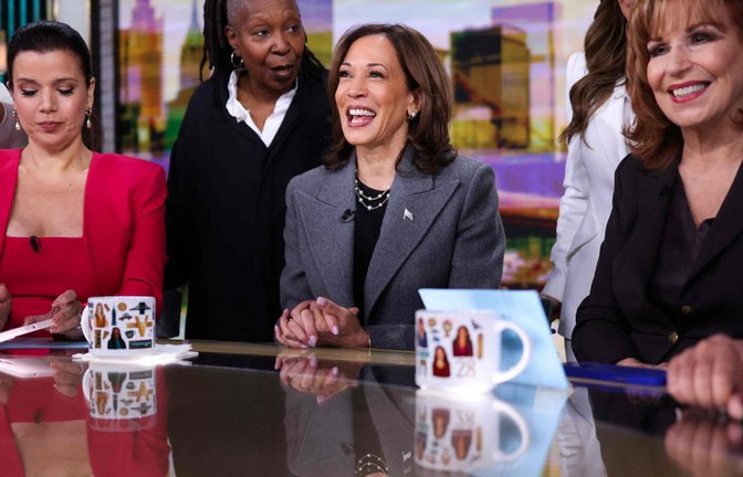 Kamala Harris (Mitte, im grauen Blazer) mit den Moderatorinnen von „The View“, darunter auch Whoopi Goldberg (links neben Harris).<span class='image-autor'>Foto: AFP/CHARLY TRIBALLEAU</span>
