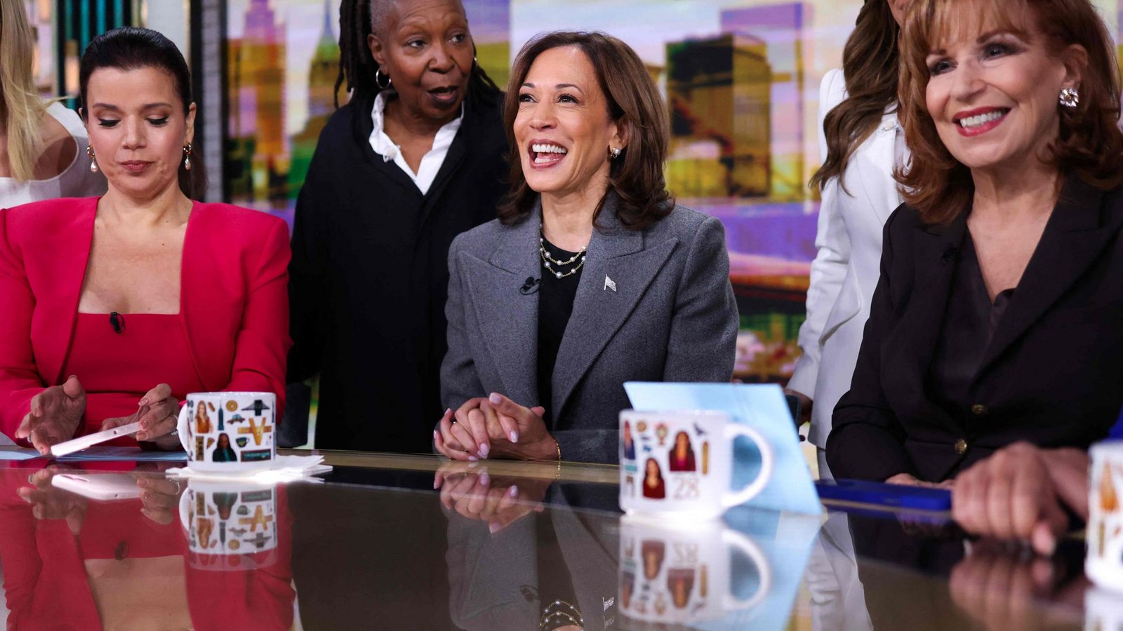 Kamala Harris (Mitte, im grauen Blazer) mit den Moderatorinnen von „The View“, darunter auch Whoopi Goldberg (links neben Harris).Foto: AFP/CHARLY TRIBALLEAU Kamala Harris (Mitte, im grauen Blazer) mit den Moderatorinnen von „The View“, darunter auch Whoopi Goldberg (links neben Harris).Foto: AFP/CHARLY TRIBALLEAU