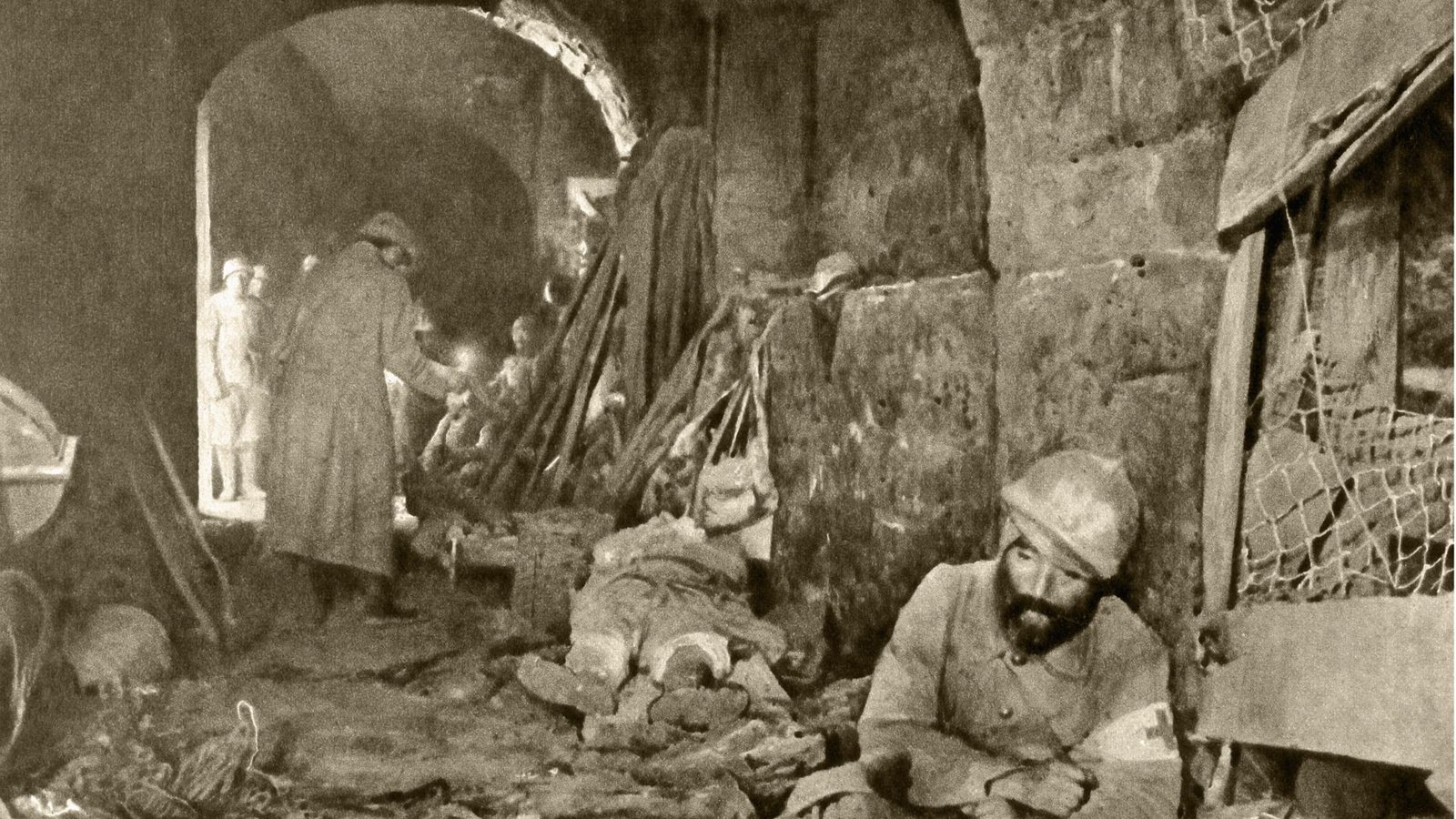 Französische Sanitäter kümmern sich im Jahr 1916 um schwer verletzte Soldaten in dem von deutschen Truppen völlig zerstörten Fort de Vaux bei Verdun.Foto: Imago/Cl/ssic Vision
