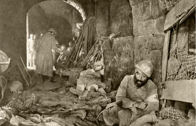 Französische Sanitäter kümmern sich im Jahr 1916 um schwer verletzte Soldaten in dem von deutschen Truppen völlig zerstörten Fort de Vaux bei Verdun.<span class='image-autor'>Foto: Imago/Cl/ssic Vision</span>