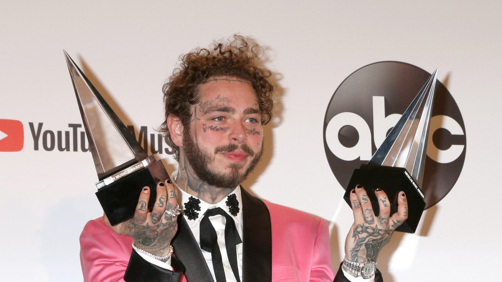 Post Malone (hier bei den American Music Awards 2018) geht in diesem Jahr mit gleich 8 Nominierungen ins Rennen.Foto: Kathy Hutchins / shutterstock.com Post Malone (hier bei den American Music Awards 2018) geht in diesem Jahr mit gleich 8 Nominierungen ins Rennen.Foto: Kathy Hutchins / shutterstock.com