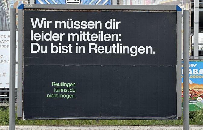 Eines der Plakate am Reutlinger Hauptbahnhof<span class='image-autor'>Foto: StNZ/Buchmann</span>