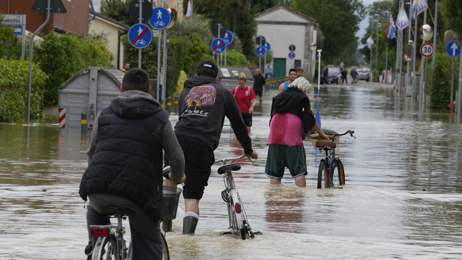 Barbiano di Cotignola: Ein Mann fährt auf einem Fahrrad eine überflutete Straße entlang.Foto: Luca Bruno/AP/dpa Barbiano di Cotignola: Ein Mann fährt auf einem Fahrrad eine überflutete Straße entlang.Foto: Luca Bruno/AP/dpa