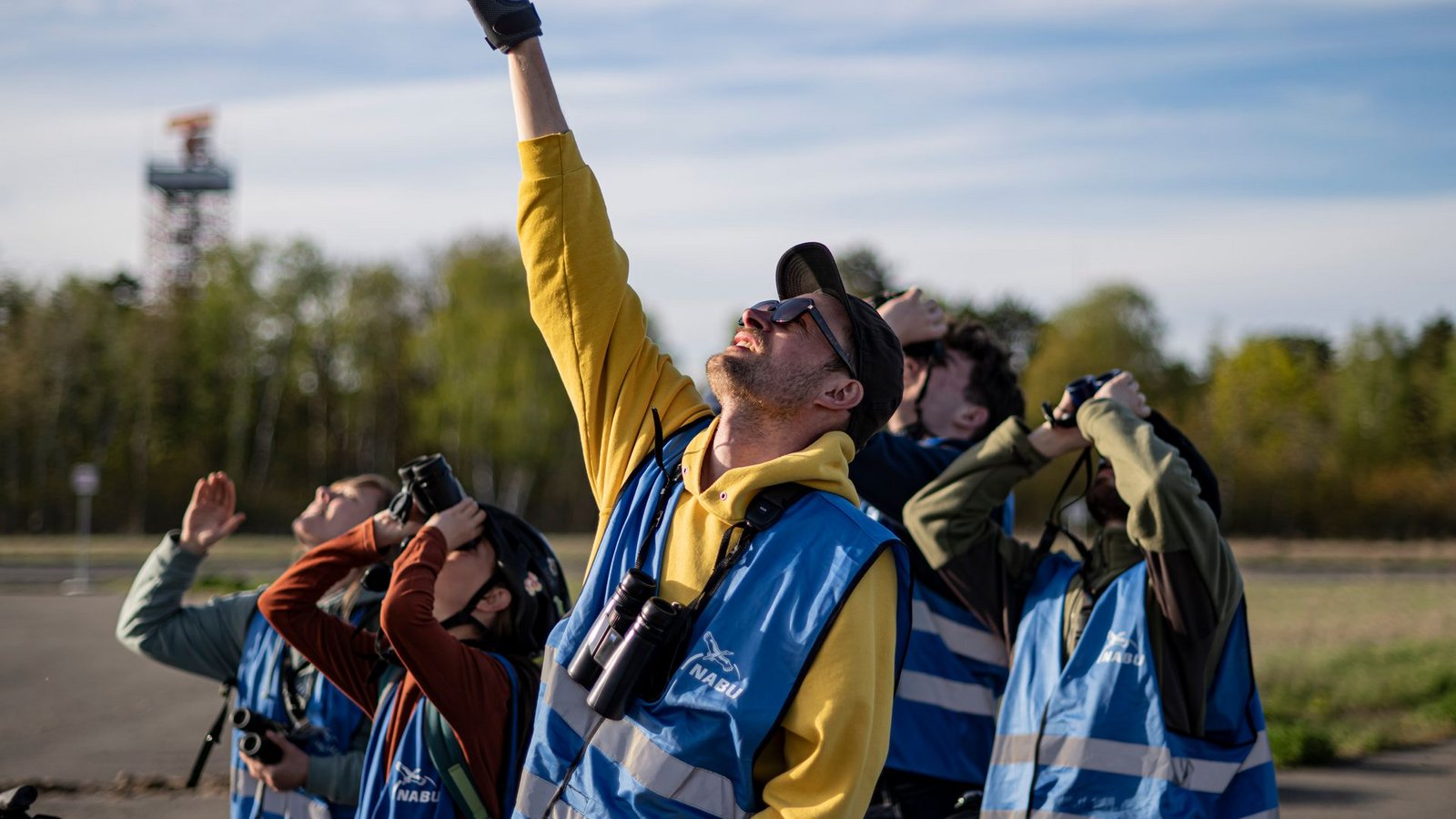 Ohne Fernglas geht beim Birden nichts.Foto: Fabian Sommer/dpa