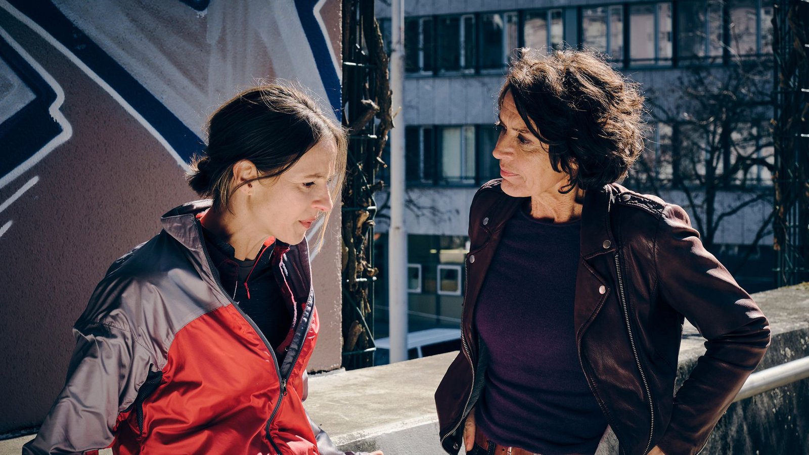 Lena Odenthal (Ulrike Folkerts, re.) will die Kollegin Stern (Lisa Bitter) immer wieder dazu bringen, die  verdeckte Ermittlung abzubrechen.Foto: SWR/Benoit Linder