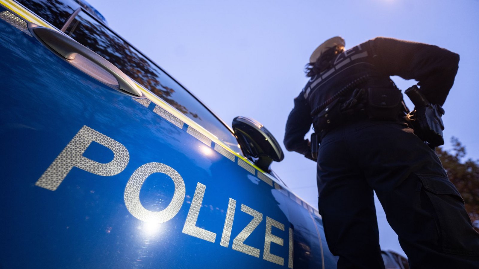 Die Polizei fixierte den Mann am Boden, als dieser den Bus verließ. (Symbolfoto)Foto: Marijan Murat/dpa/Marijan Murat