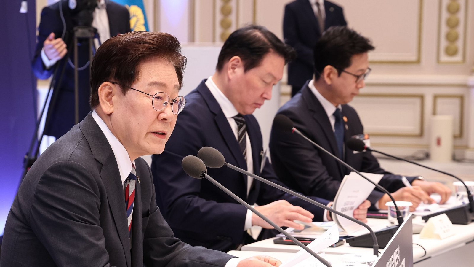 Südkoreas Präsident Lee Jae Myung stellt seinen ambitionierten Investitionsplan vor.Foto: -/YNA/POOL/dpa Südkoreas Präsident Lee Jae Myung stellt seinen ambitionierten Investitionsplan vor.Foto: -/YNA/POOL/dpa