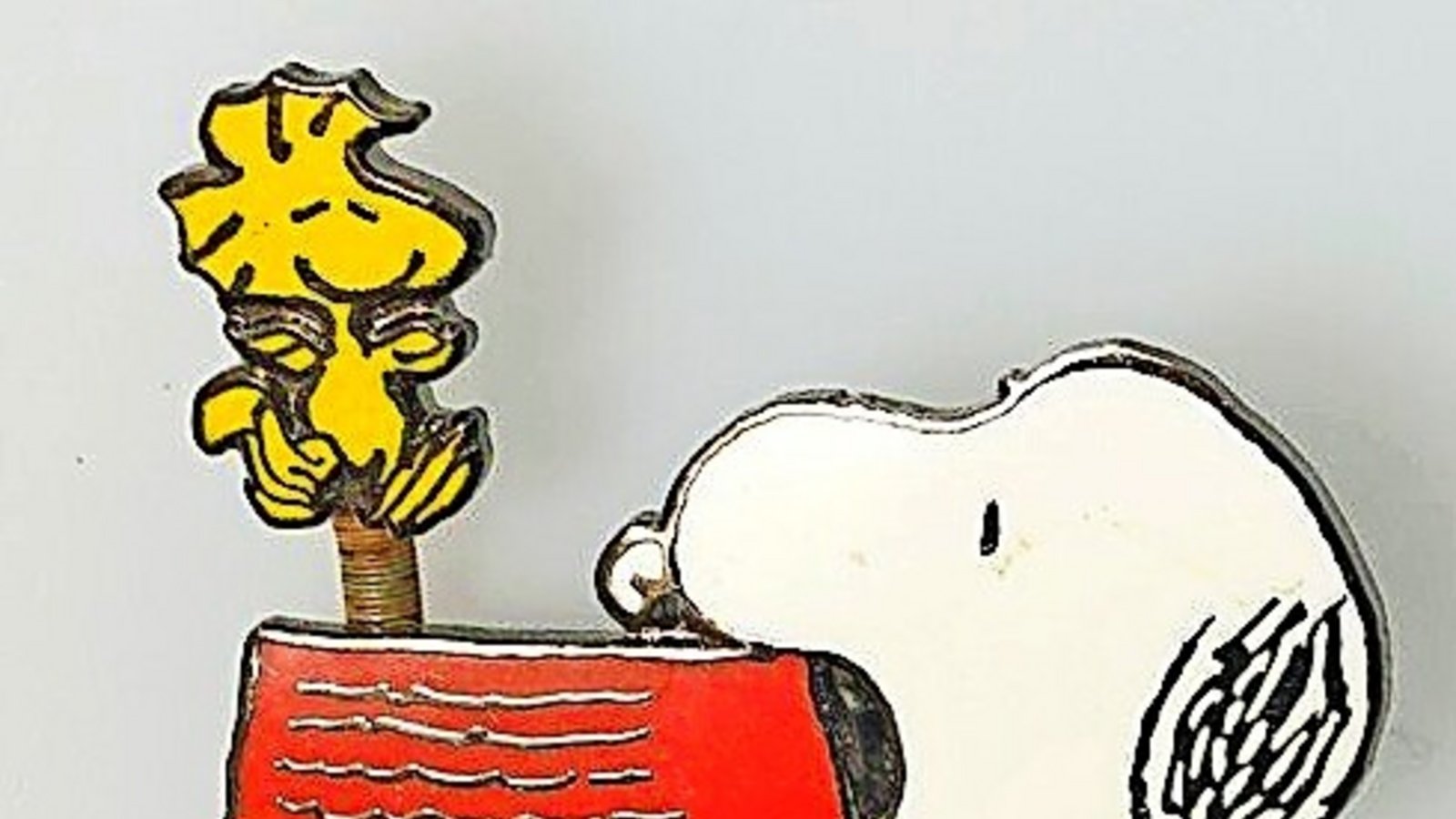 Solche Snoopy-Anstecker sind  in der Beute zahlreich vorhanden.Foto: Polizei