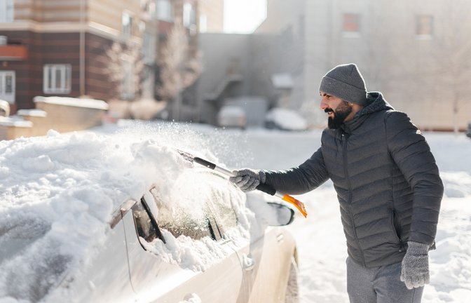 Mit einem Handbesen geht es am schnellsten.<span class='image-autor'>Foto: Andrii Medvednikov / shutterstock.com</span>