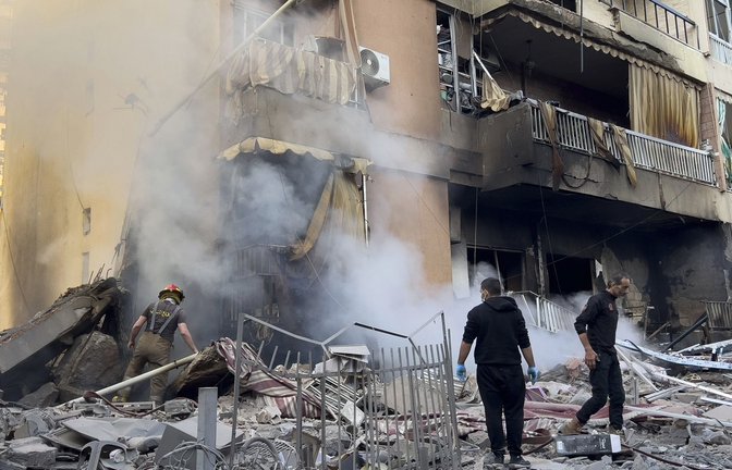 Feuerwehrleute überprüfen ein zerstörtes Gebäude, das bei einem israelischen Luftangriff im Stadtteil Dahieh, der Hochburg der Hisbollah, getroffen wurde.<span class='image-autor'>Foto: dpa/Hussein Malla</span>