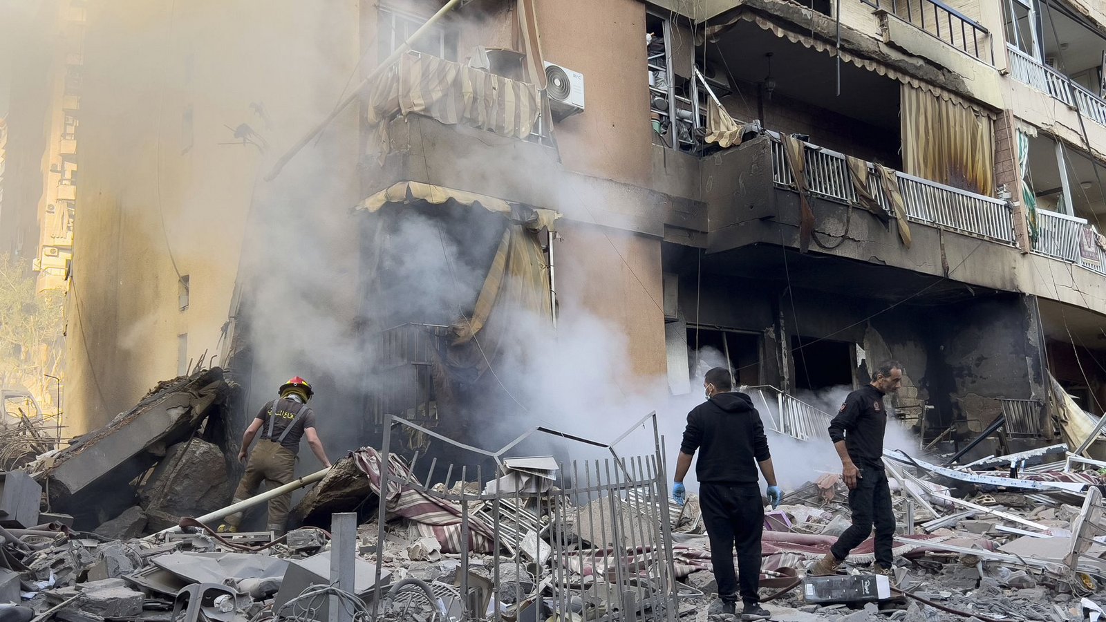 Feuerwehrleute überprüfen ein zerstörtes Gebäude, das bei einem israelischen Luftangriff im Stadtteil Dahieh, der Hochburg der Hisbollah, getroffen wurde.Foto: dpa/Hussein Malla