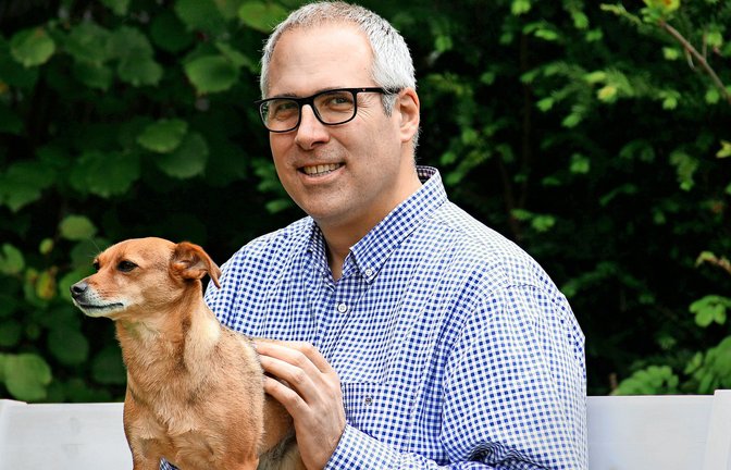 Toffee heißt der zierliche Hund, den Andreas Sturm aus Italien gerettet hat und der es im kleinen Pfarrhaus auch gut haben soll<span class='image-autor'>Foto: Uli Fricker</span>