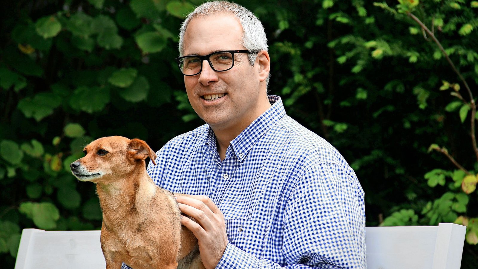 Toffee heißt der zierliche Hund, den Andreas Sturm aus Italien gerettet hat und der es im kleinen Pfarrhaus auch gut haben sollFoto: Uli Fricker