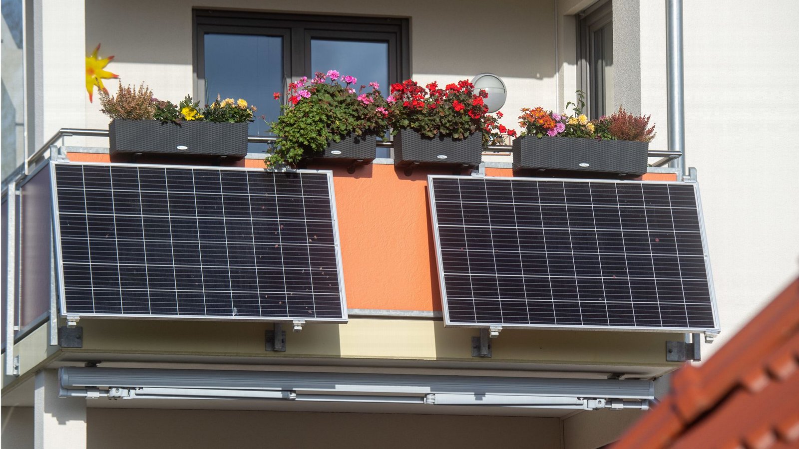 Da man nicht immer zu Hause ist, wird die Energie von Balkonkraftwerken auch zeitweise ins öffentliche Netz eingespeist.Foto: dpa/Stefan Sauer Da man nicht immer zu Hause ist, wird die Energie von Balkonkraftwerken auch zeitweise ins öffentliche Netz eingespeist.Foto: dpa/Stefan Sauer