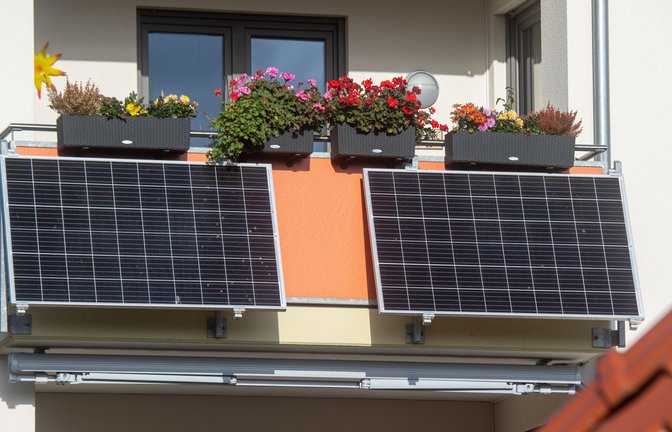 Da man nicht immer zu Hause ist, wird die Energie von Balkonkraftwerken auch zeitweise ins öffentliche Netz eingespeist.<span class='image-autor'>Foto: dpa/Stefan Sauer</span>