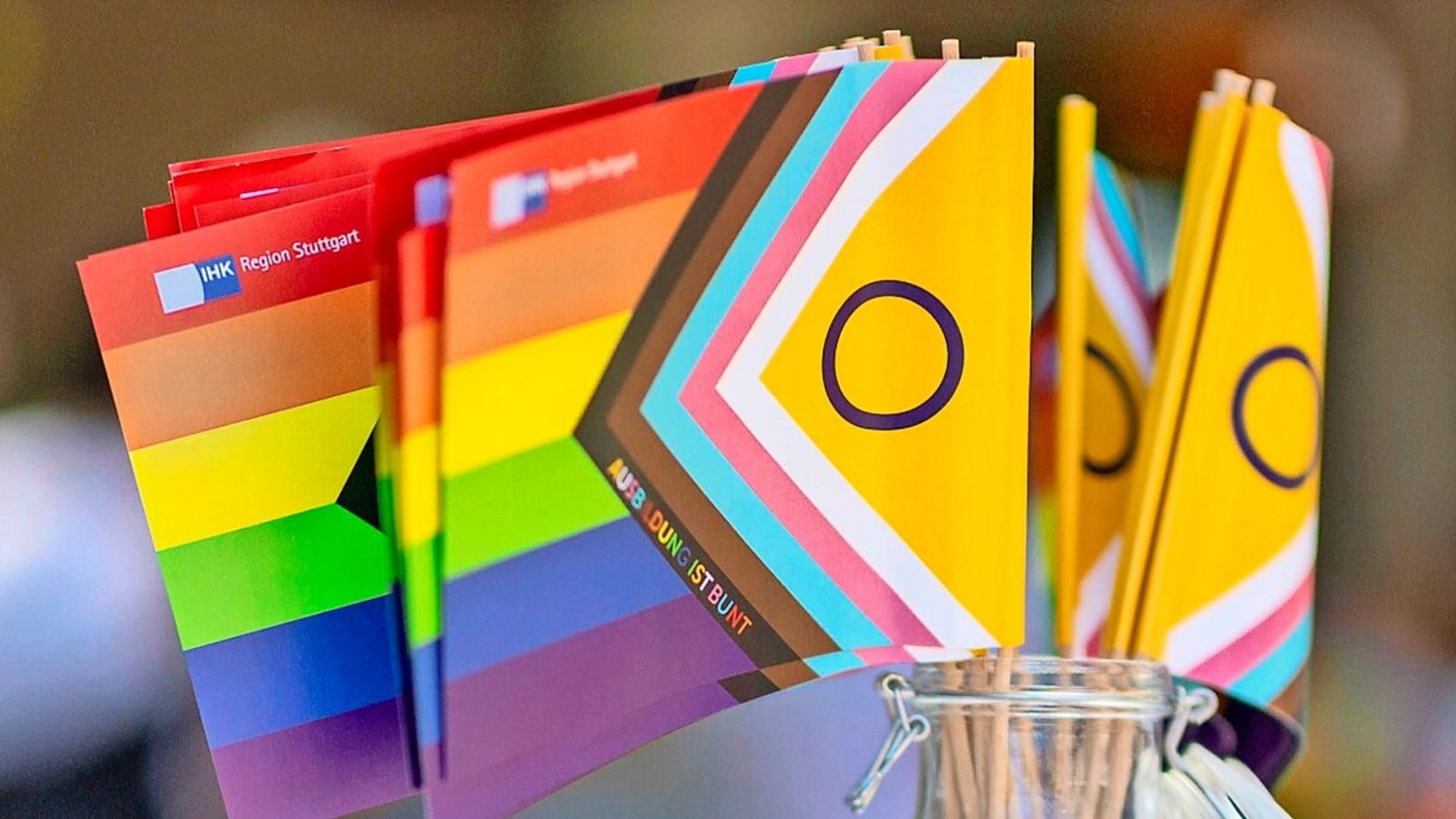 Flaggen-Verbot im Stuttgarter Einkaufszentrum: Selbst mit Pride-Flaggen dekorieren, aber der Kundschaft das Tragen der Flagge verbieten – darf man das?Foto: Imago/Friedrichs; Lichtgut/Schmidt Flaggen-Verbot im Stuttgarter Einkaufszentrum: Selbst mit Pride-Flaggen dekorieren, aber der Kundschaft das Tragen der Flagge verbieten – darf man das?Foto: Imago/Friedrichs; Lichtgut/Schmidt