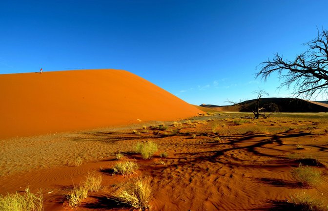 Dünen in Sossusvlei nahe Sesriem im Namib Naukluft Park (Namibia) (Archivbild).<span class='image-autor'>Foto: Ralf Hirschberger/dpa</span>